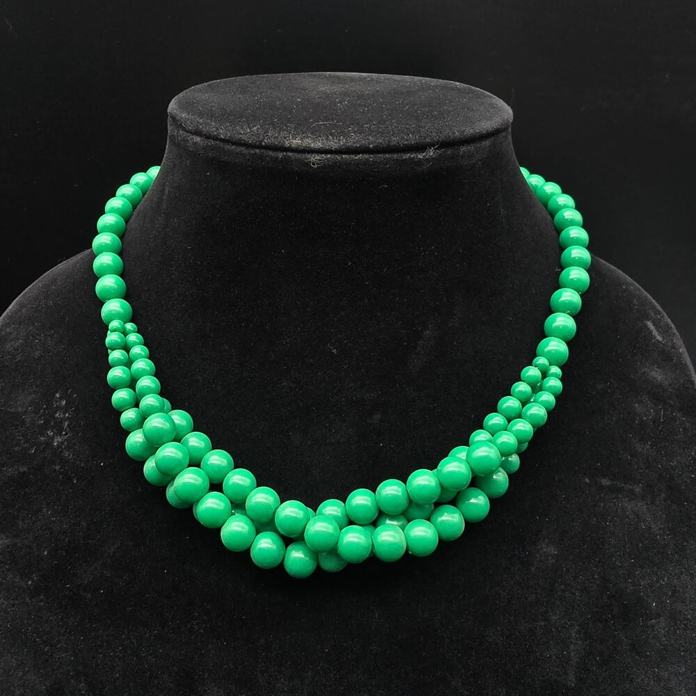 Green Twisted Beaded Necklace Vintage Costume Jewelry Acrylic Plastic - Picture 3 of 5
